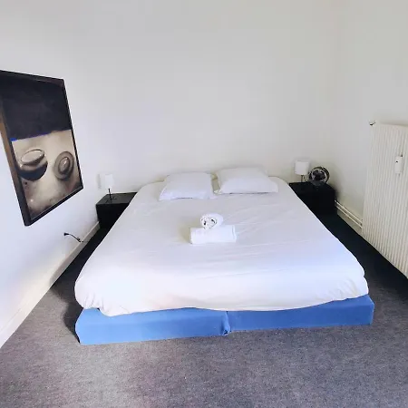 Stylish 2-bedroom Close To Apartment *