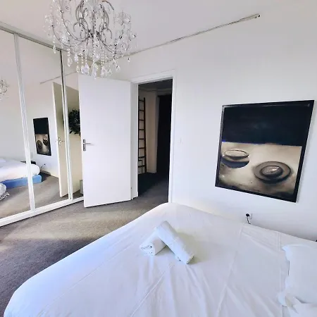 Apartment Stylish 2-bedroom Close To *