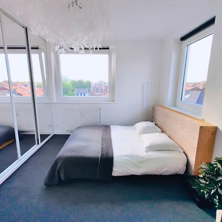 Apartment Stylish 2-bedroom Close To