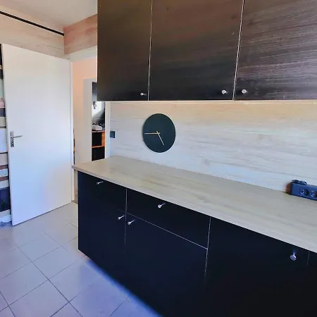Apartment Stylish 2-bedroom Close To